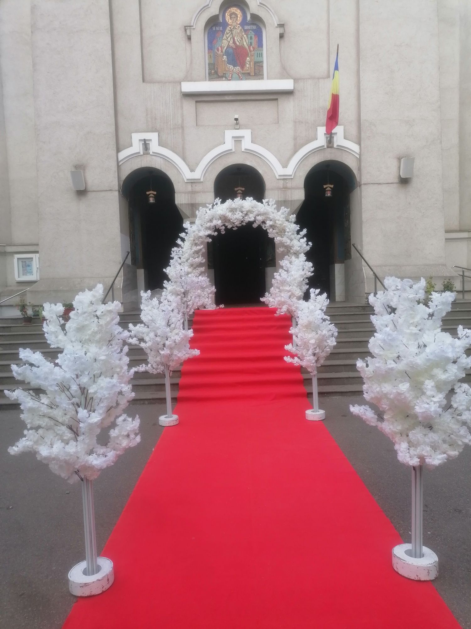 Porumbei albi și decor la biserica