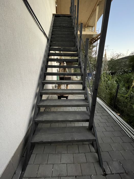 Vând scară metalică zincată pentru exterior