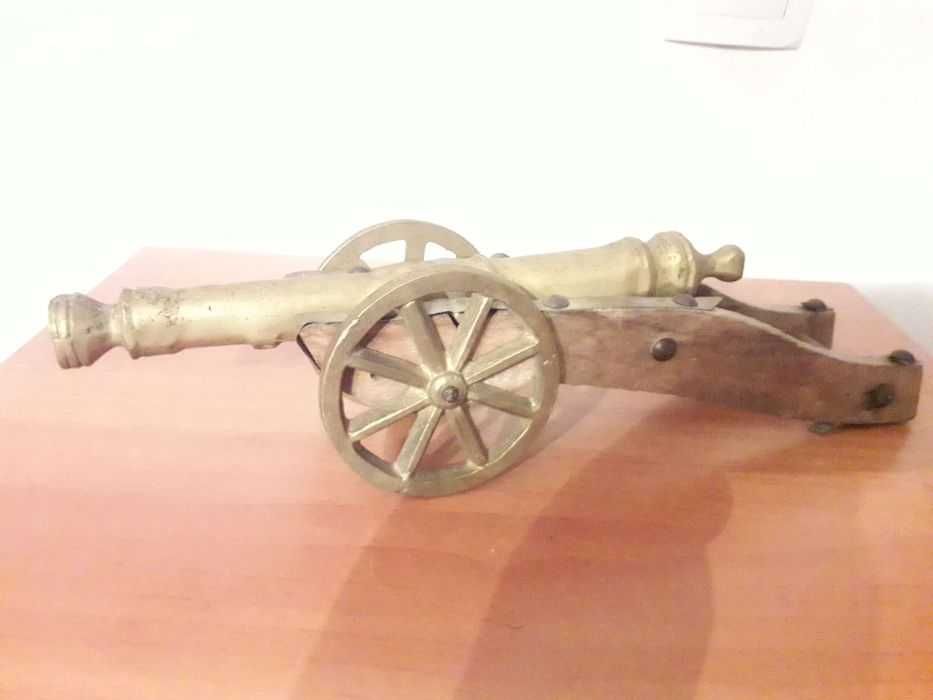 Tun din bronz si suport lemn