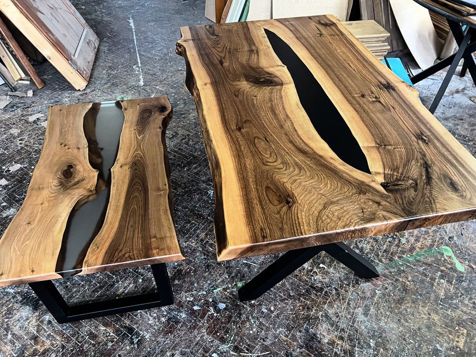 Уникална холна маса от орех с епоксидна смола и метален крак