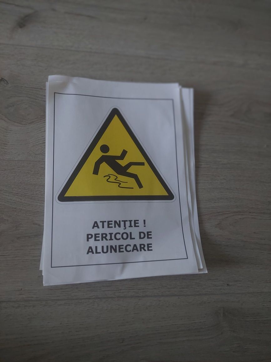 50 Autocolante. ATENȚIE.PERICOL DE ALUNECARE.   La 35 lei.