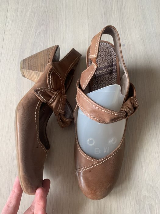 Vand sandale inchise in fata(41)din piele.