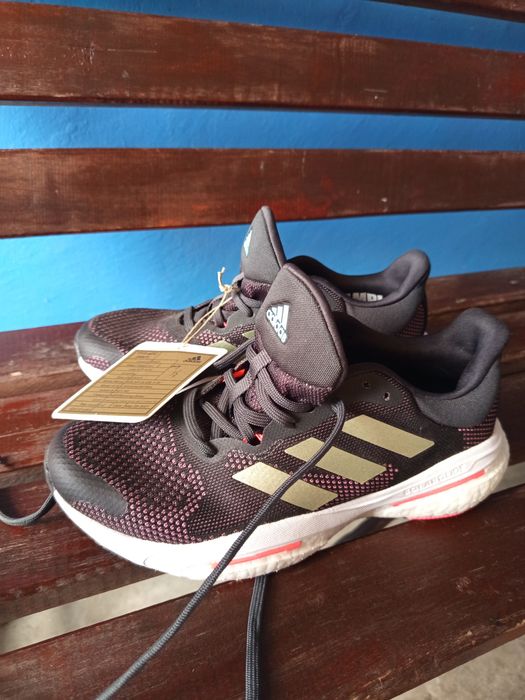 Vând adidași adidas