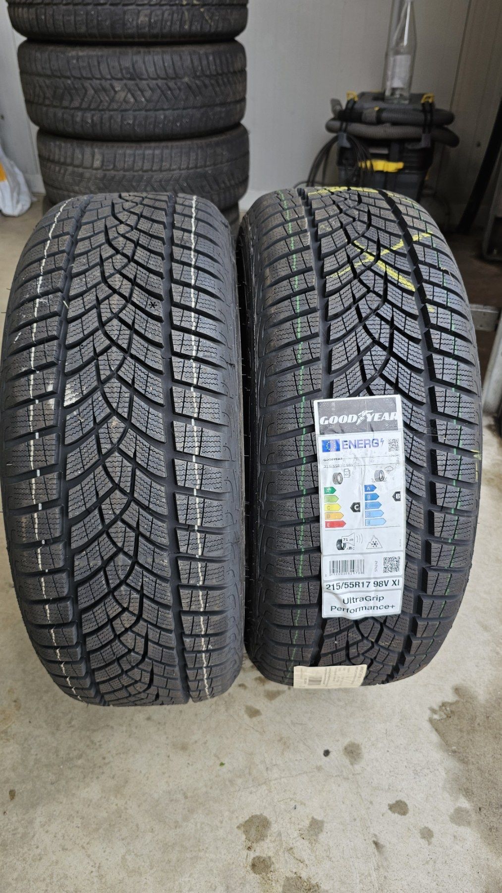 215/55/R17 2 бр.нови зимни гуми Good Year