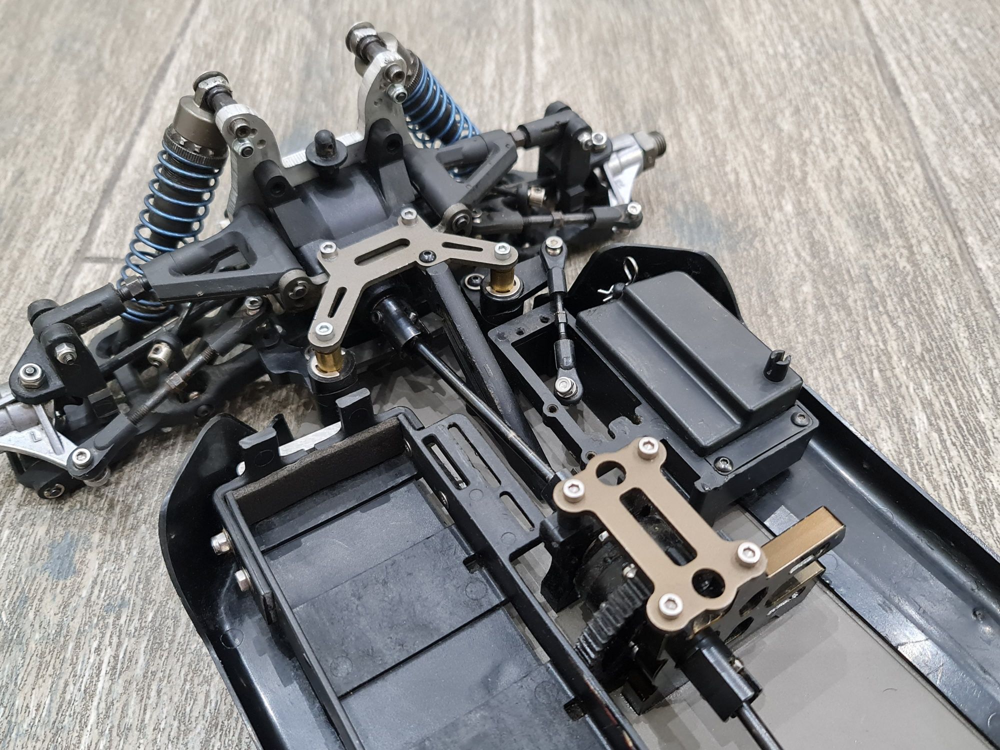 Ofna lx one buggy два броя бъгита 1/8 шасита с резервни части