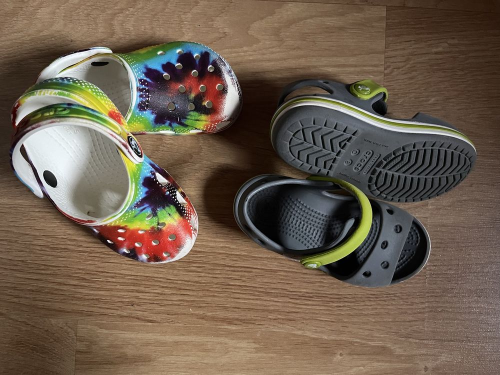 Crocs colorati.