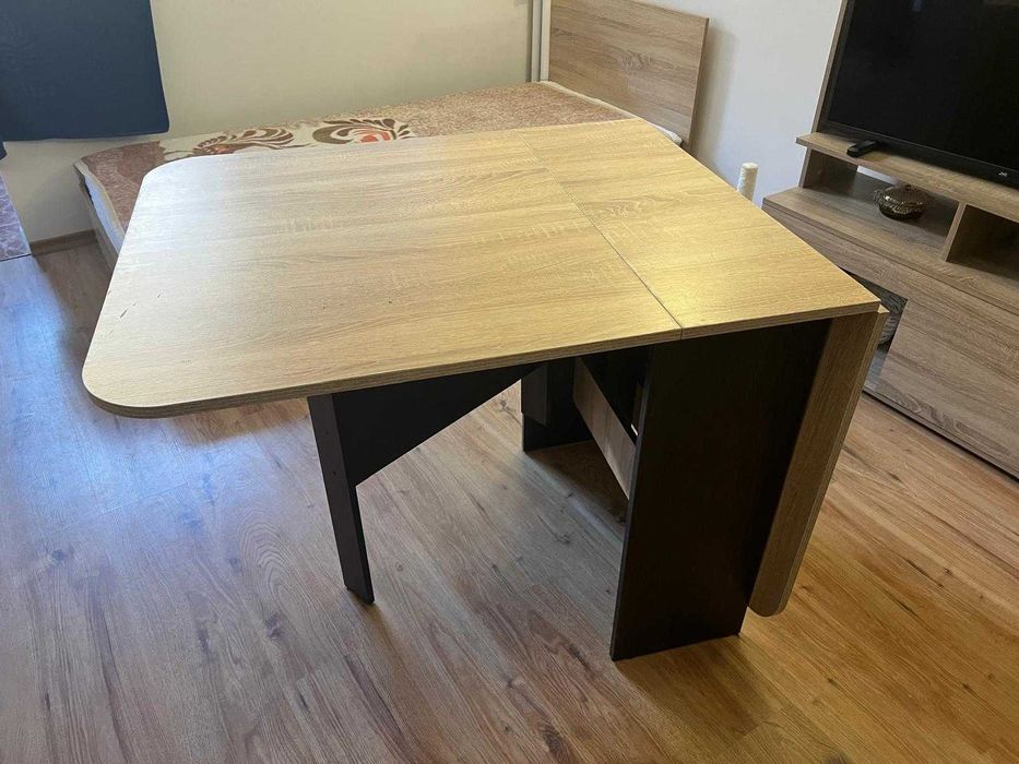 Разтегателна маса, която спестява място, в отлично състояние.