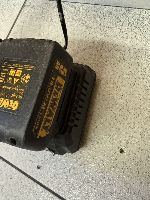 Гайковерт Dewalt 18v , 2 батерии по 5 ампера и зарядно