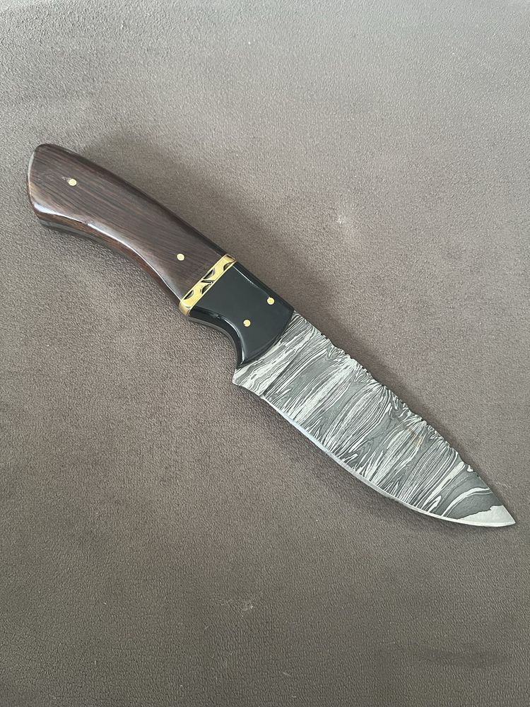 Ловен нож острие от Дамаска стомана дръжка от палисандрово дърво