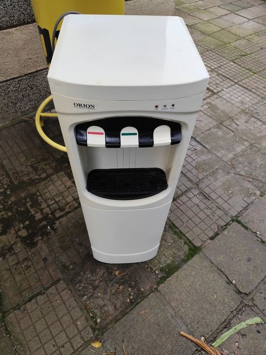 Диспенсър за вода долно зареждане