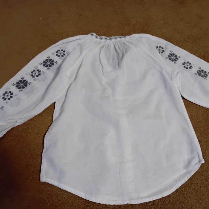 Ie fata model traditional