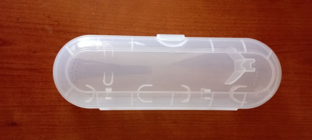 Vând etui/cutie protectoare si rezervă periuță de dinți