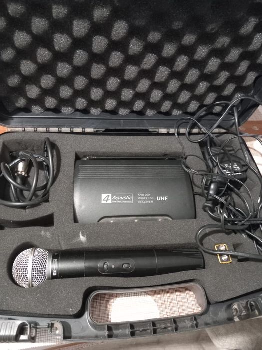 Scot la vânzare două microfoane wireless în stare foarte bună