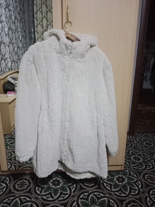 Продаю шубку новая,красивая с капюшоном