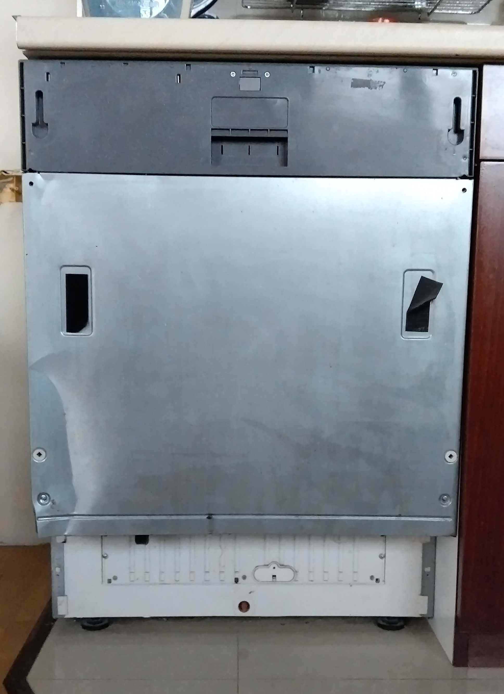 Продавам Съдомиялна за вграждане 12 комплекта HOTPOINT ARISTON LFT228A