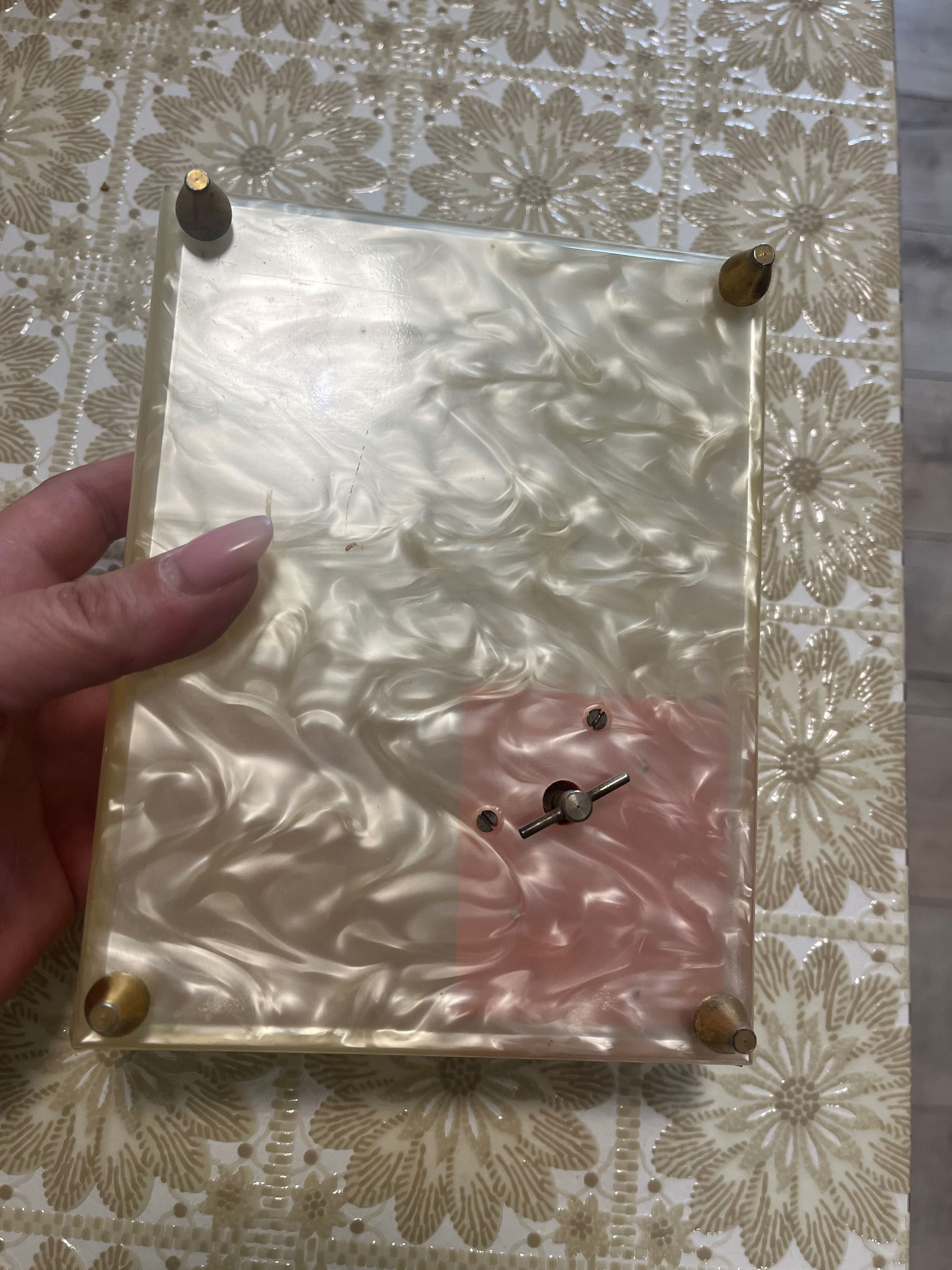 Продава се старинна музикална кутия за бижута