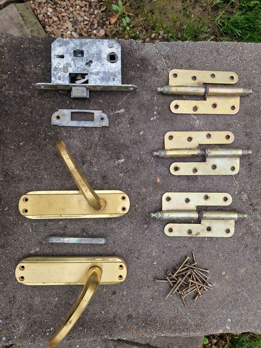 Feronerie pentru usa din lemn