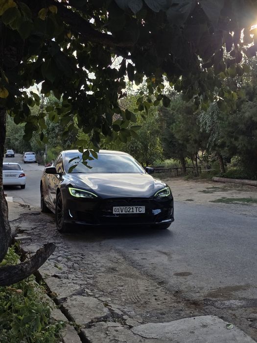 Tesla model s 75d+