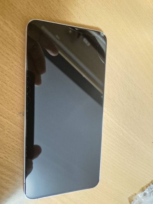 Display Samsung s22 plus fisurat în colț