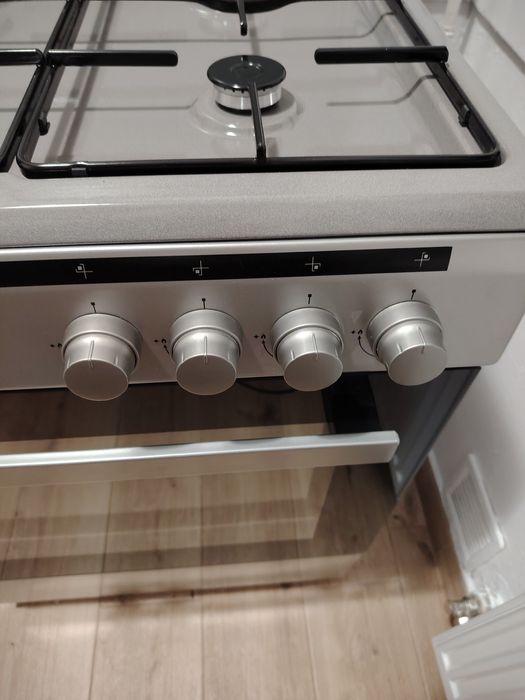 Vând aragaz Heinner nou. cu garanție 3 ani