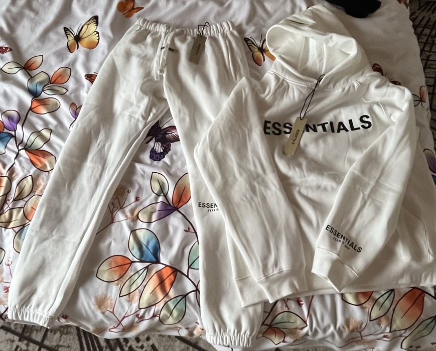 Екип на essentials