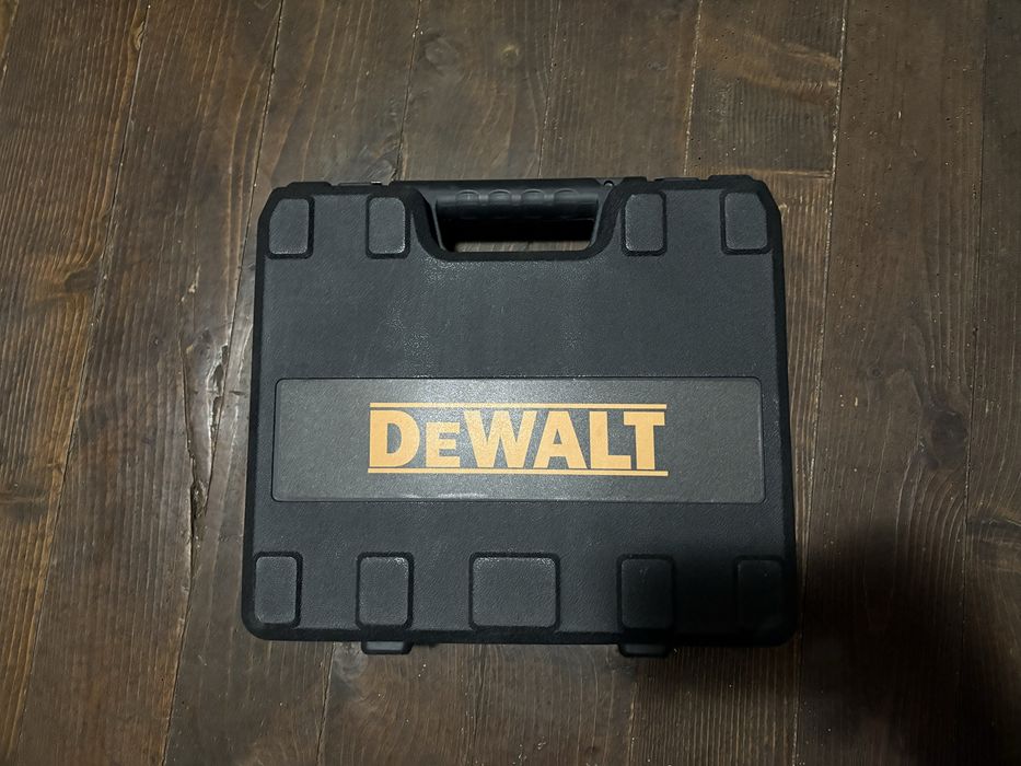 Акумулаторен ударен винтоверт DeWalt с две батерии