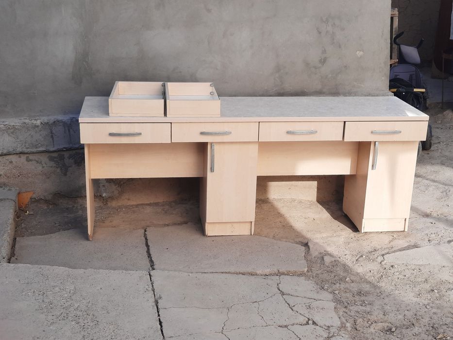 Стол маникюрный  в хорошем состоянии