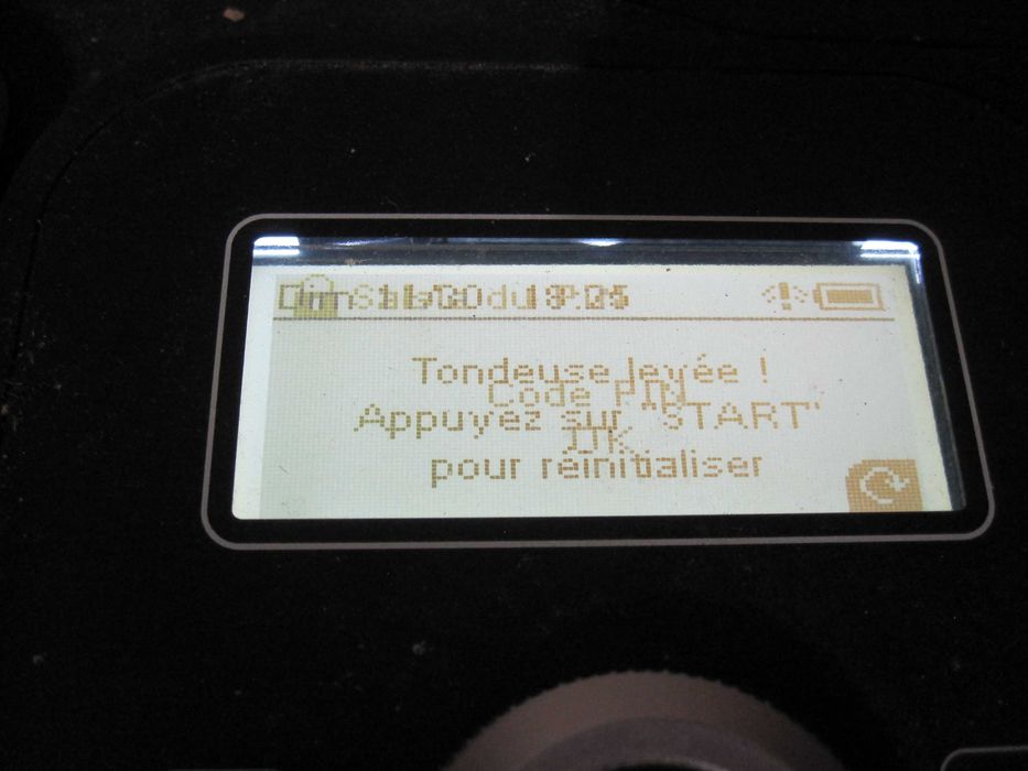 Robot tuns iarba Worx M500 v2 20 V 2 Ah lățime de tăiere 18 cm 9,1 kg