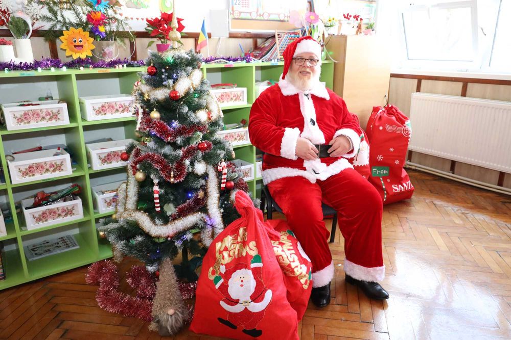 Moș Crăciun la școală, grădiniță sau acasă