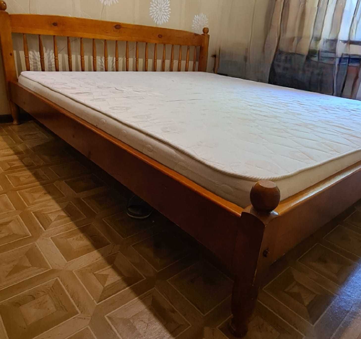 Деревянная кровать с матрасом 180×200