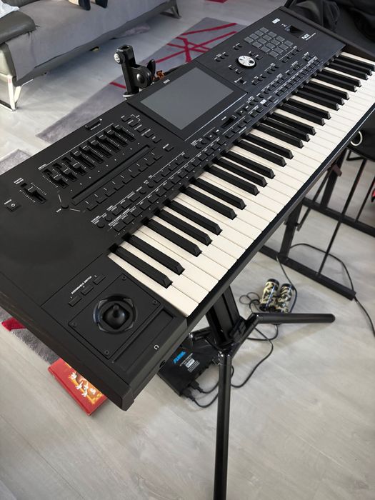 Korg pa5x   61 keys.  Nou