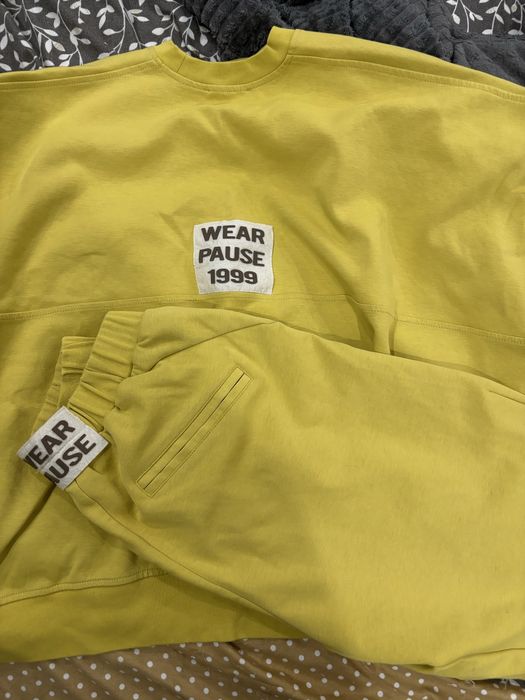 Екип на Pause в жълт цвят