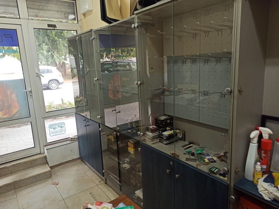 Продавам стъклени витрини