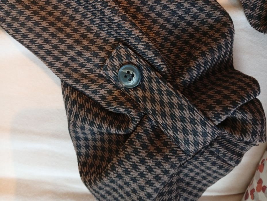 Блуза в кафяво и черно с черни цветя с пайети