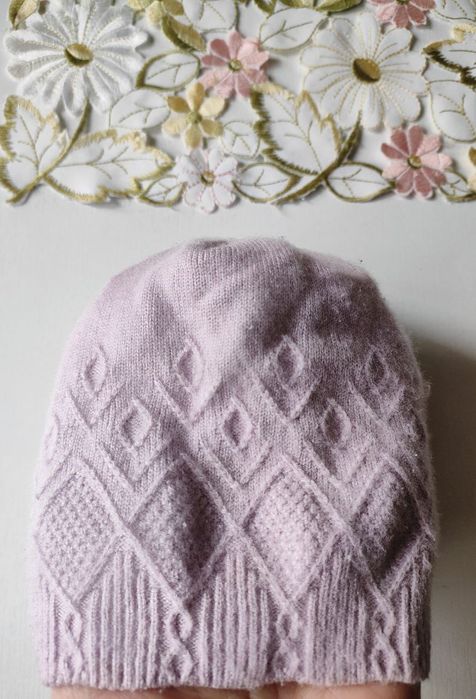 Продаётся шапочка на девочку на 1-2 года. Нежно-розового цвета.