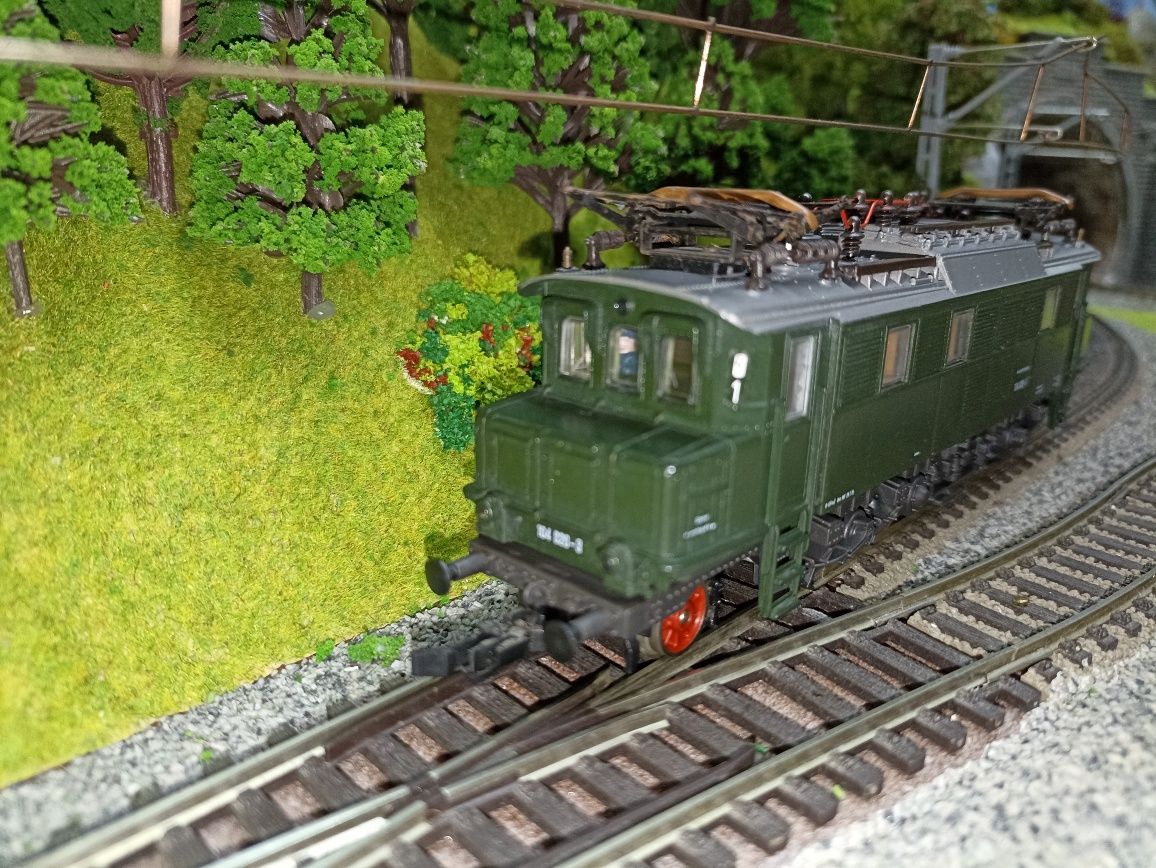 Locomotiva electrica HO E 104 Roco trenulețe diorama