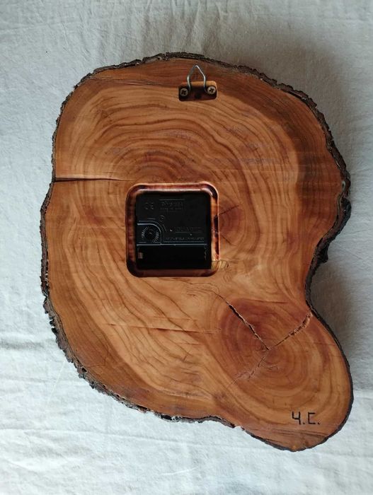 Дървен стенен часовник