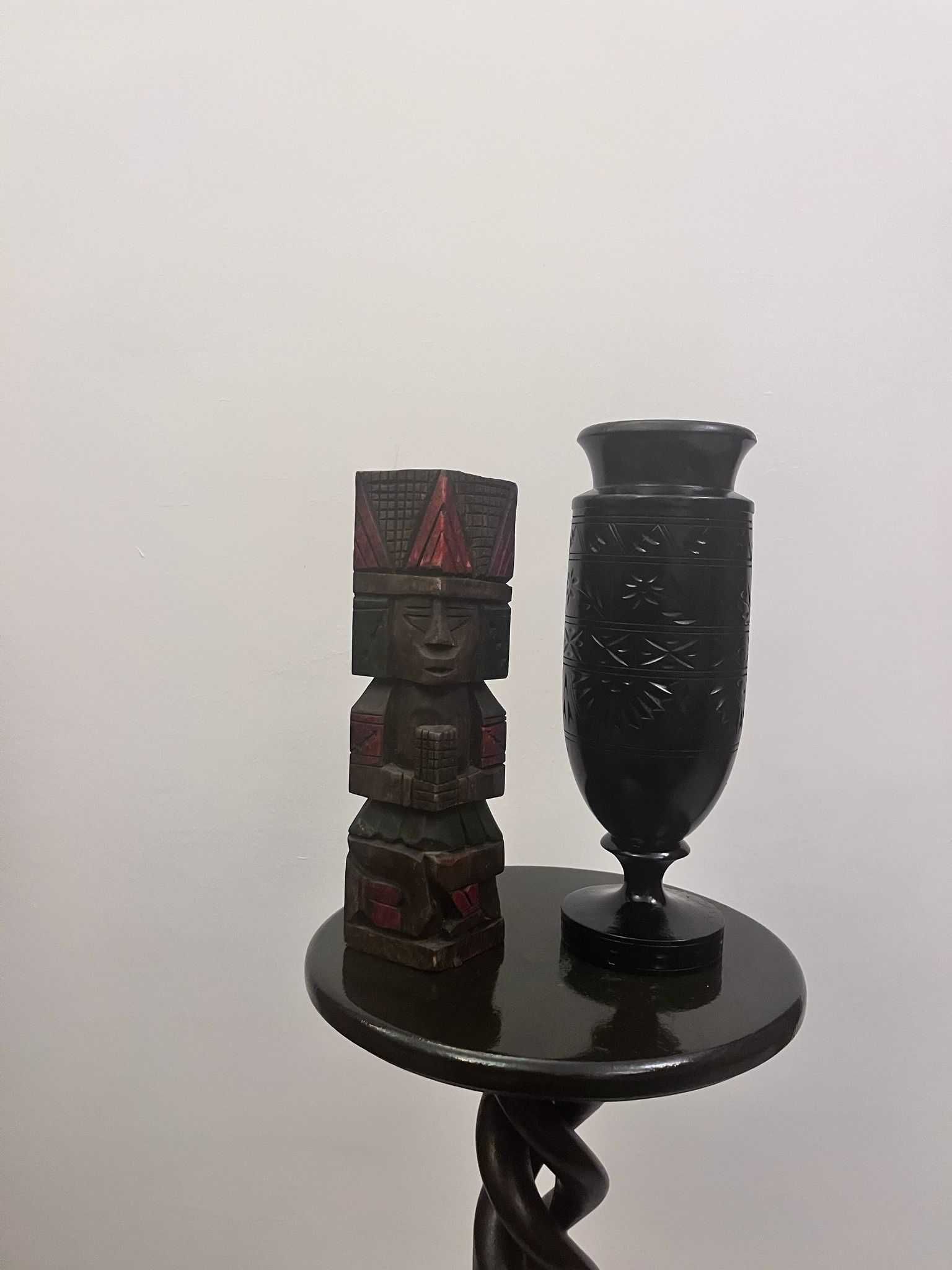 Doua piese lemn de esenta tare bibelouri statueta sculptura bibelou