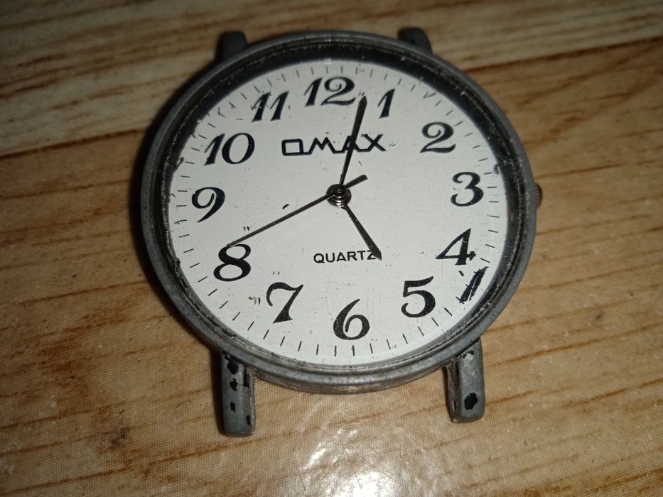 ПРОДАМ НАРУЧНЫЕ металлические ЧАСЫ OMAX ! Без ремешка. На батарейке.