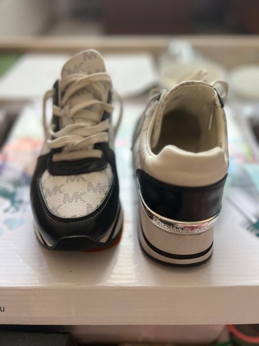 Продам женские кроссовки