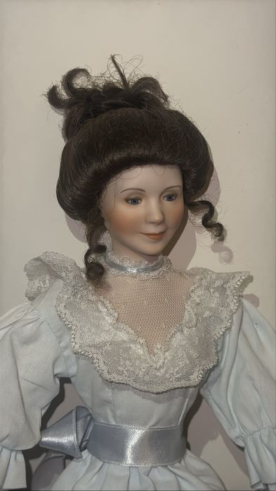 Papusa portelan semnata