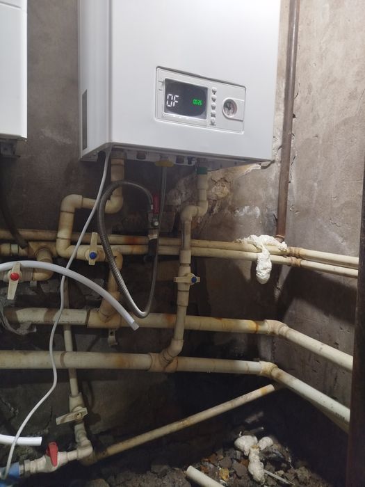 Сантехник. Ремонт котла отопления. Газовый котел отопления. Профилакти