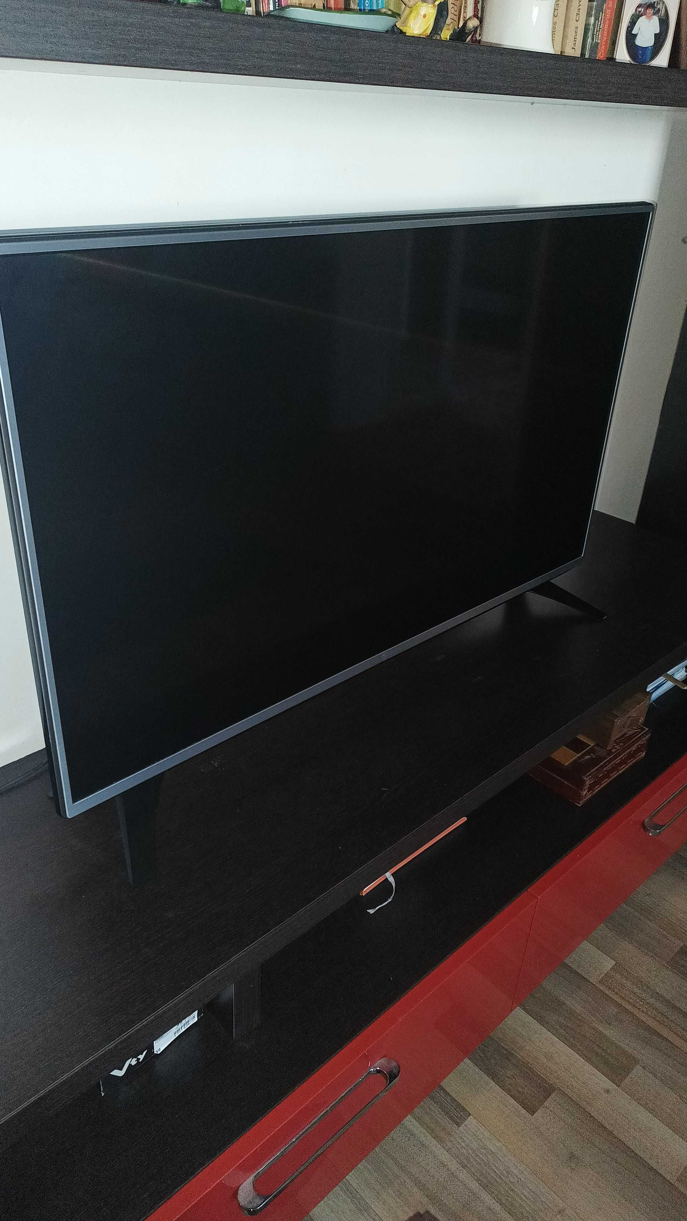 Transport inclus.Vand  Televizor  LG+ Suport  perete cu probă , 108 cm