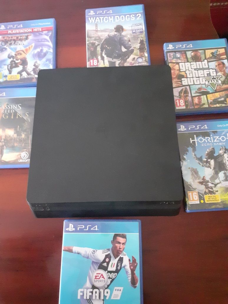 Vând sau schimb cu  laptop ps4  slim în stare impecabila