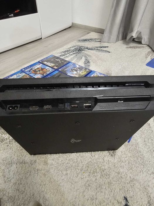 PlayStation 4 Pro 1TB + 3 controllere + stand original Sony + 11 joc