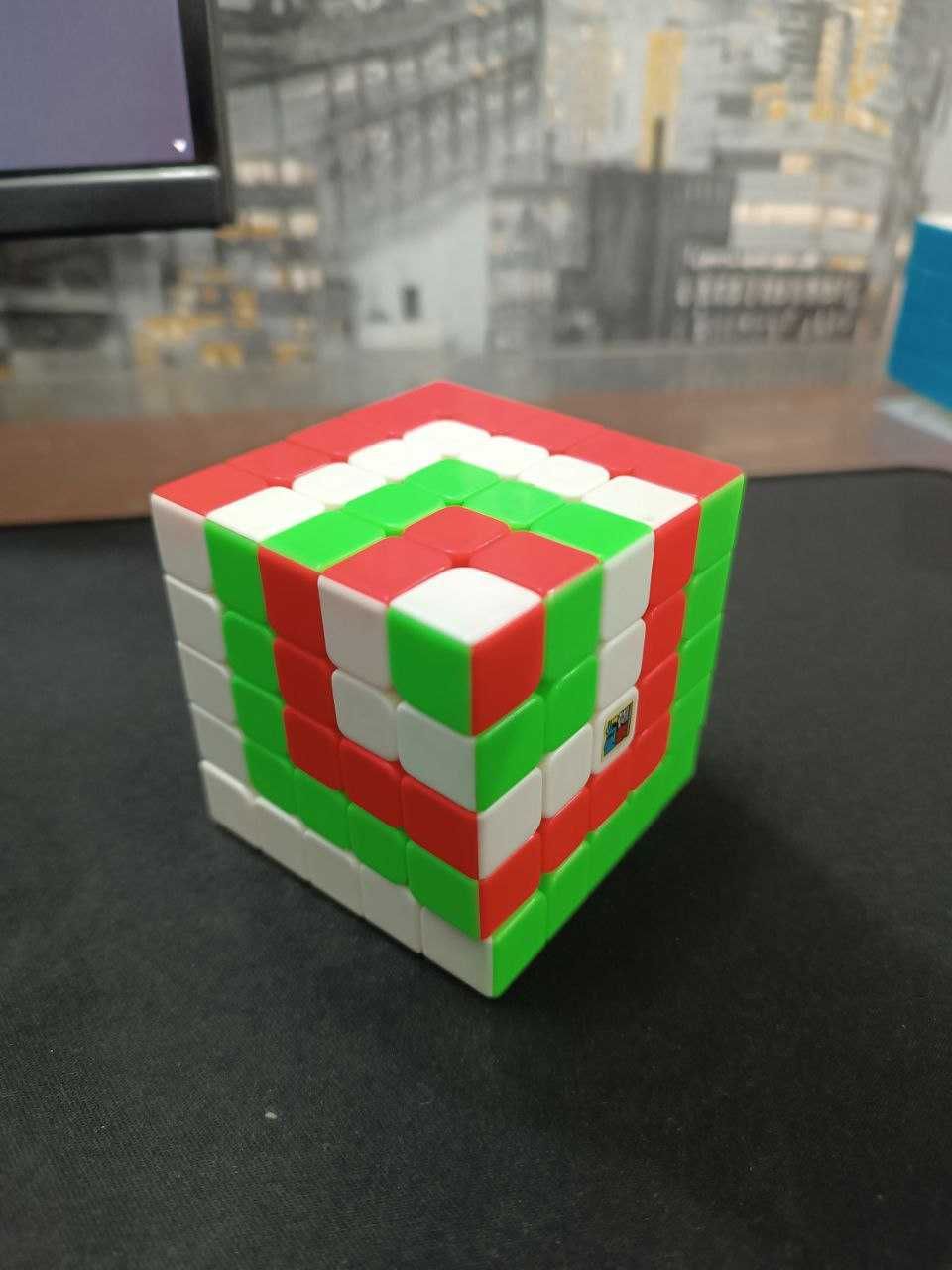Новый комплект разных кубиков Рубиков.