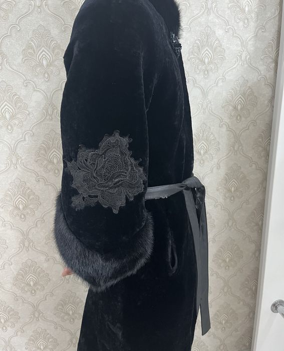 Продам черную мутоновую шубу