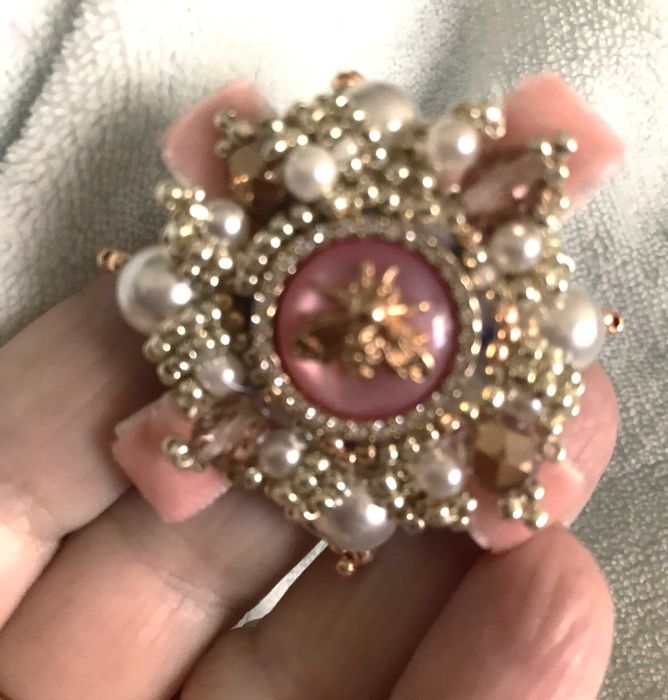 Brose handmade pe buton Cehia brodata cu perle,margele toho,etc