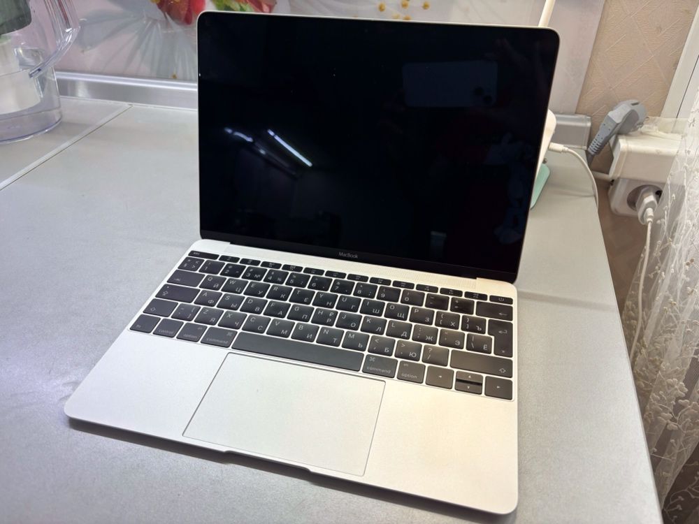 MacBook 12/треб.ремонт либо на запчасти