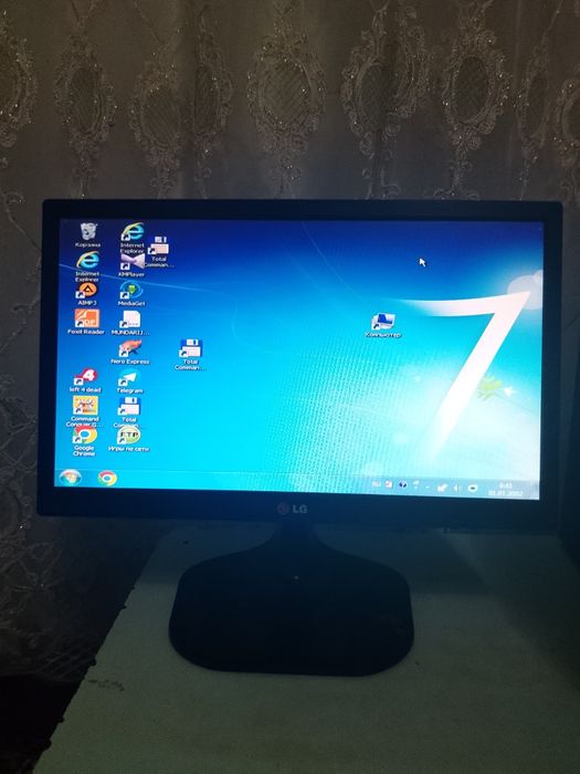 Компьютер с монитором, без клавиатуры и мышки